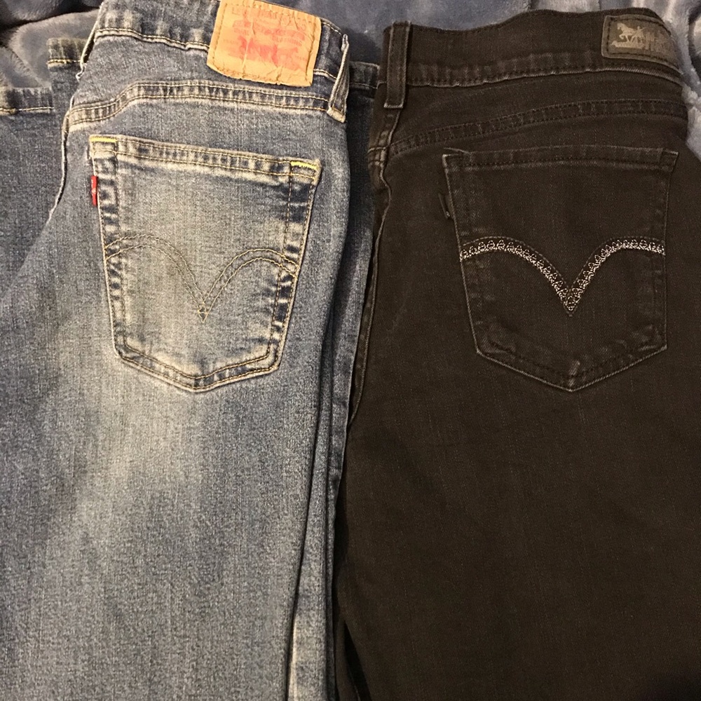 2 pair of woman’s Levi’s